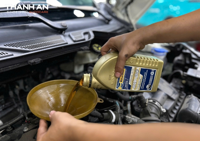 Đổ nhớt mới cho xe ô tô sau khi xả nhớt cũ tại gara